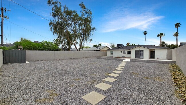 Building Photo - Gorgeous Remodel in Desirable North Central Phoenix Neighborhood