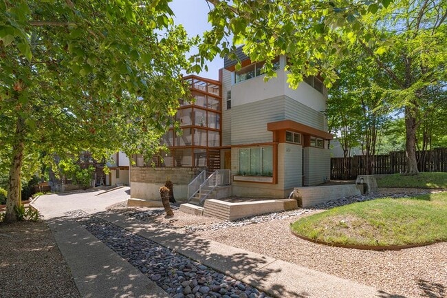 Building Photo - 2801 Oak Crest Ave