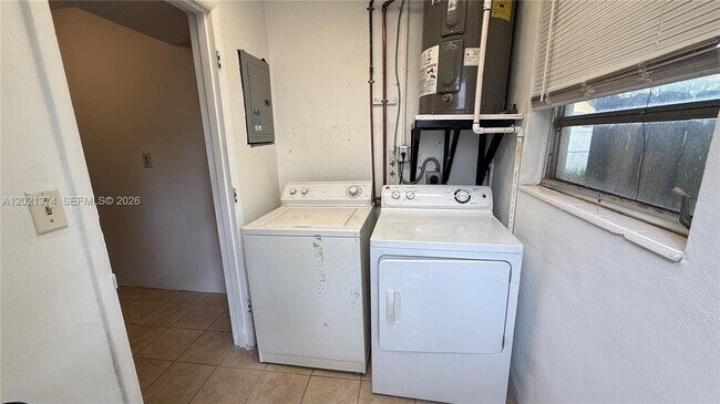 Building Photo - 4940 SW 28th Terrace