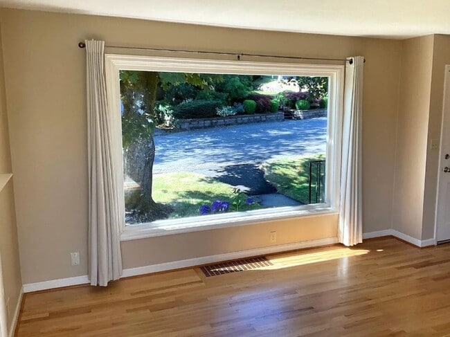Building Photo - Charming Maplewood SFH with garden beds, fruit trees and finished basement