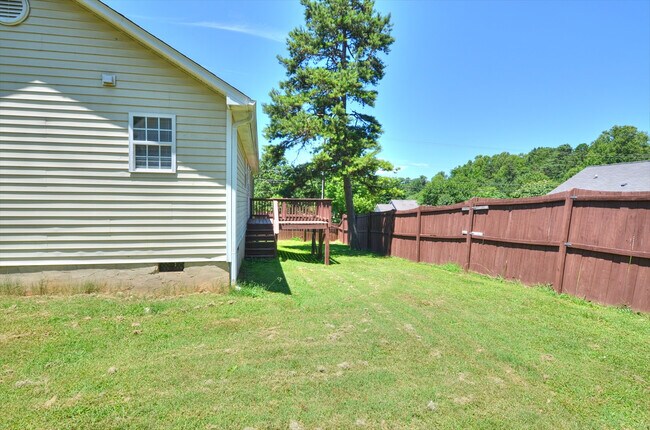 Building Photo - Three Bedroom House in Hillsborough - Available August 8th!