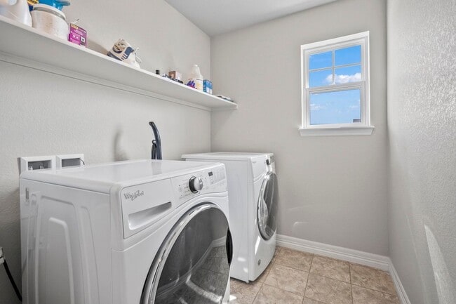 Building Photo - Stunning 4BR House in Aurora