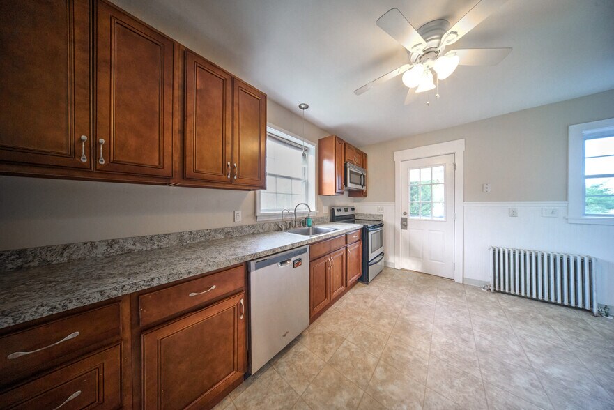 Kitchen - 1604 Clearview Rd