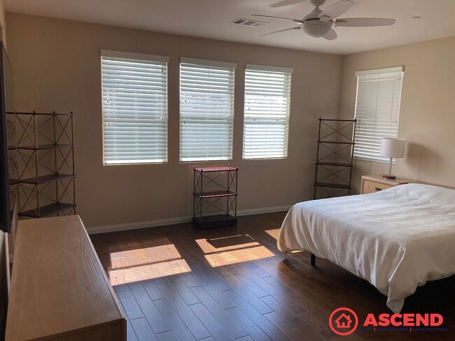 Building Photo - Beautiful 3 Bed, 2.5 Bath HOA Home with Fireplace & Modern Amenities