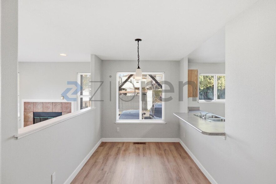 Building Photo - 2124 E 20th St