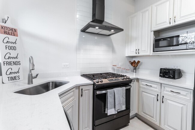 Building Photo - 5536 S King Dr