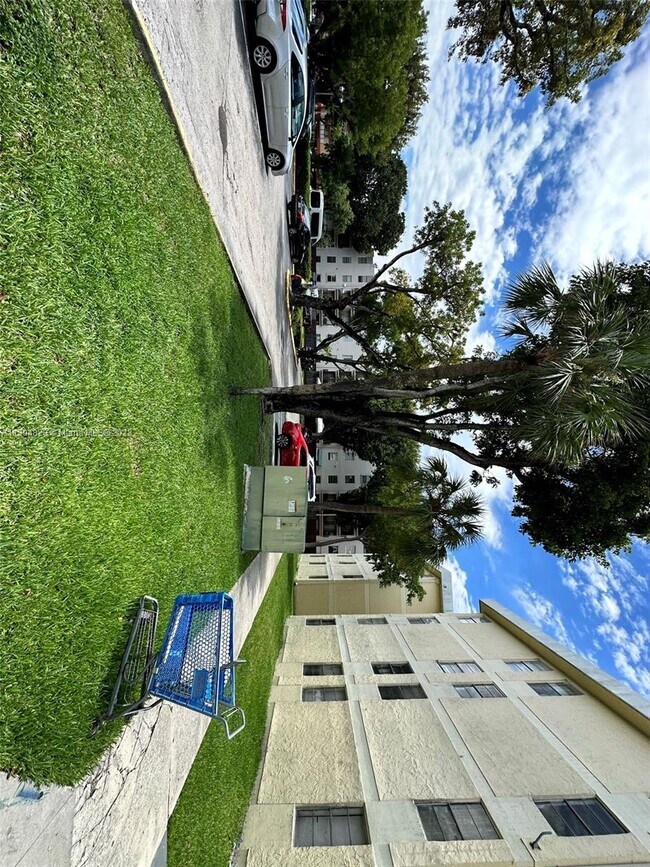 Building Photo - 1815 W 56th St