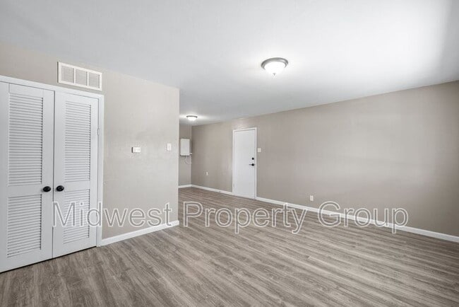 Building Photo - 1421 Vero Dr