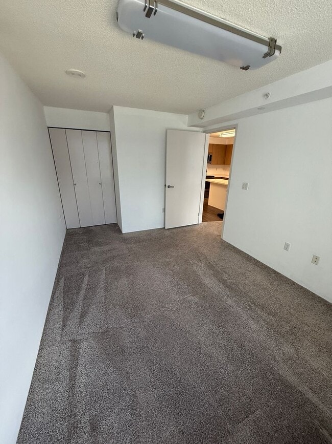 Building Photo - Modern 2 Bed / 2 Bath Condo with Top Ameni...