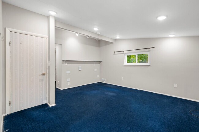 Building Photo - 136 Locust St