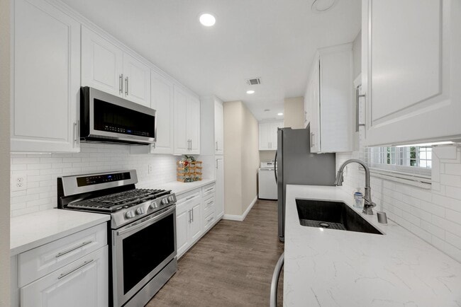 Building Photo - Adorable 4 Bed / 2 Bath Single Family Home