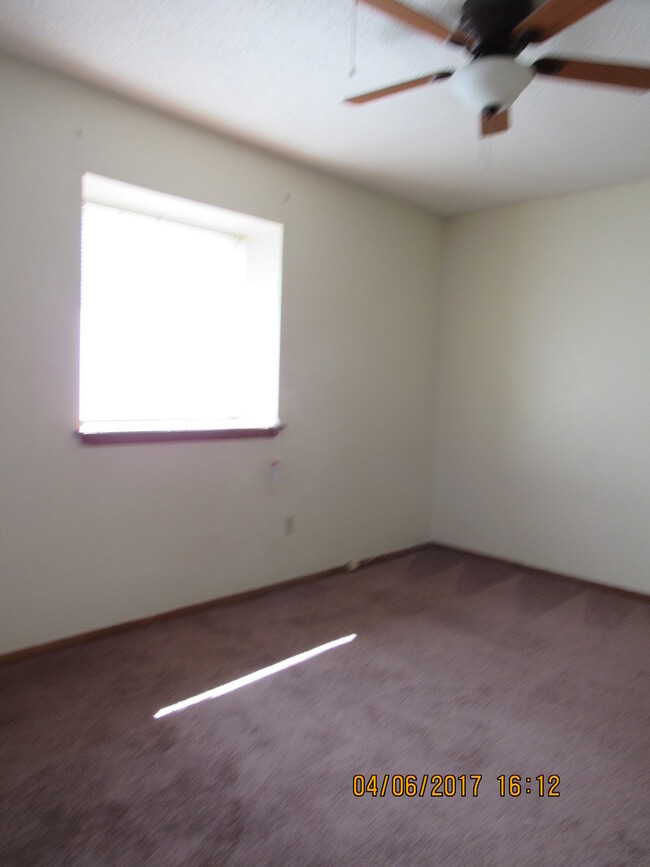 Building Photo - NO PETS NEW FLOORING AND FRESHLY PAINTED I...