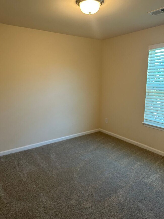 Building Photo - Greenville, 3BD/2.5BA with Loft, 1992SF