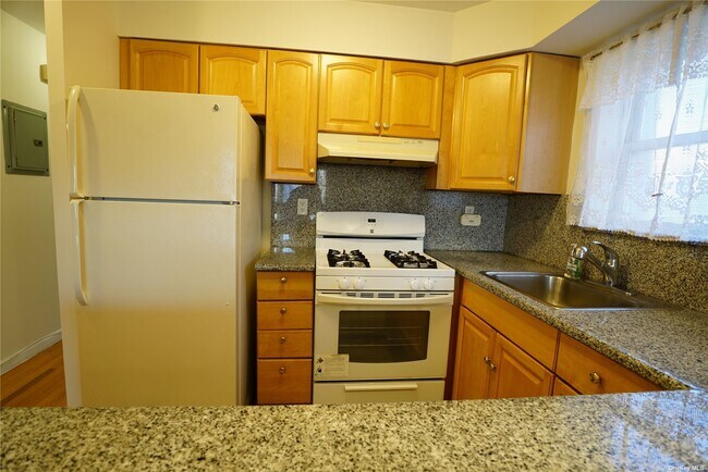 Building Photo - 114-79 Dalian Ct