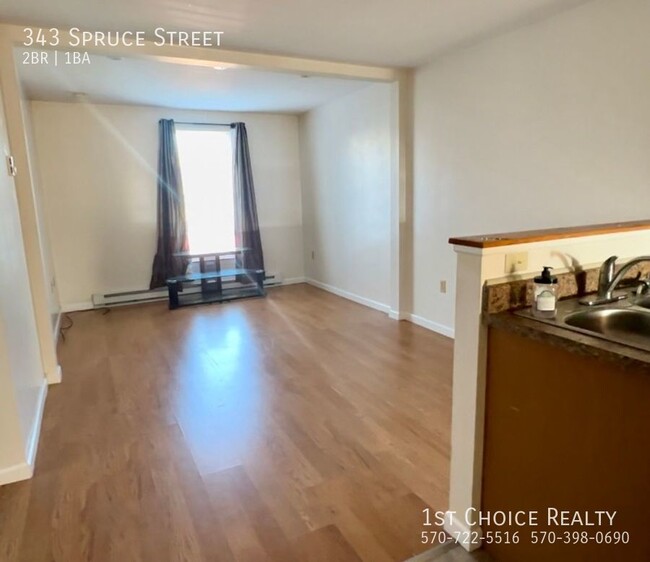 Building Photo - Spacious apartment with a dishwasher and o...