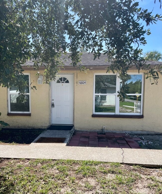 Building Photo - 2/1 Apartment close to downtown New Port R...