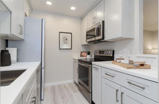 Building Photo - Furnished 1 bedroom unit with parking!