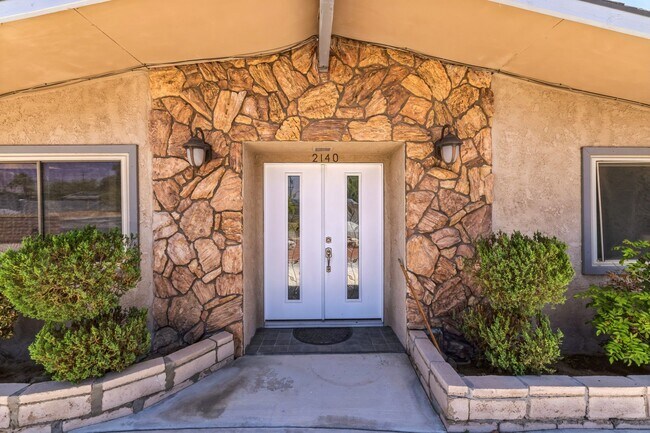 Building Photo - 3 Bed / 2 Bath Home with Bonus Room, Pool and Two Car Garage.