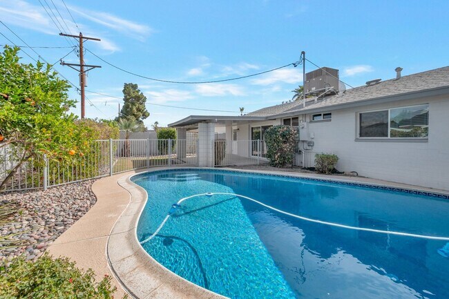 Building Photo - Scottsdale 2 bed 2 Bath Home - With a Pool!!!