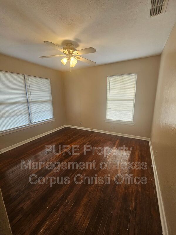 Building Photo - 425 Rita Dr
