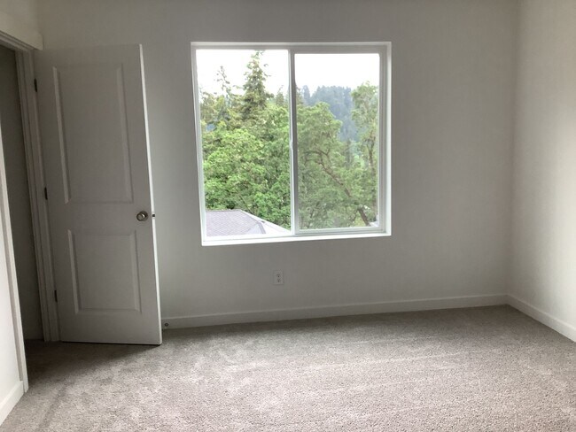 Building Photo - 4-Bedroom 3-Bathroom Townhouse style home