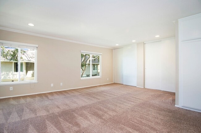 Building Photo - Live by the Lakeside -  Upgraded Spacious TOWNHOME in Lakeside Park