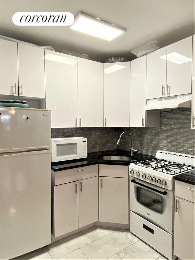 Building Photo - 60 W 71st St