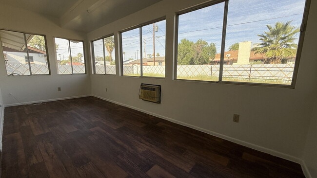 Building Photo - "Charming 2-Bed, 2-Bath Oasis in Phoenix - Your Cozy Retreat Awaits!"