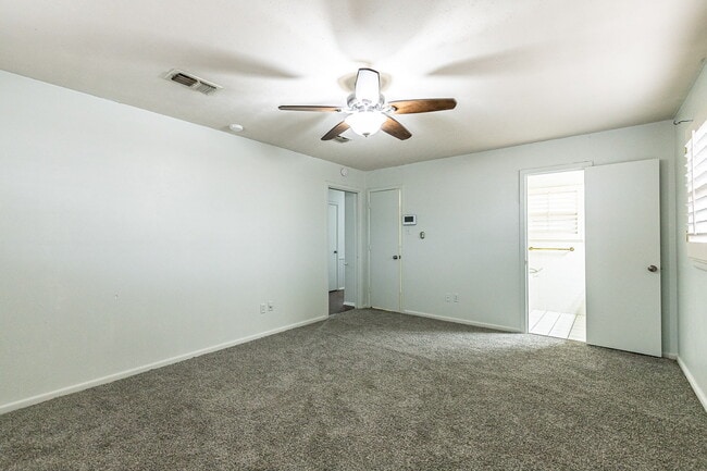 Building Photo - Charming 3 bedroom 2 bathroom