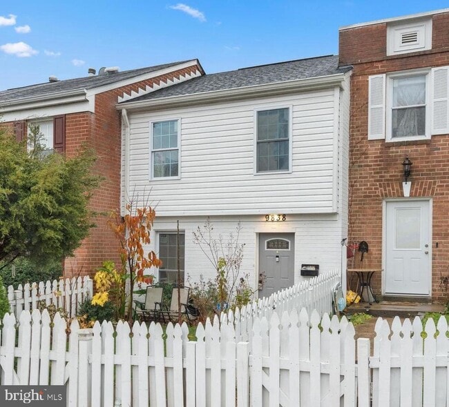 Building Photo - 9838 Town Ln