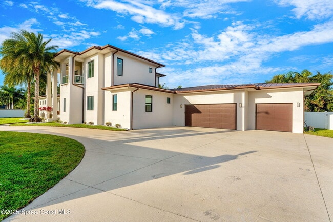 Building Photo - 2355 N Riverside Dr