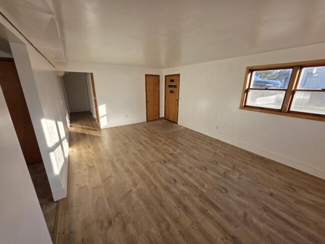 Building Photo - 1620 Hanaford Ave