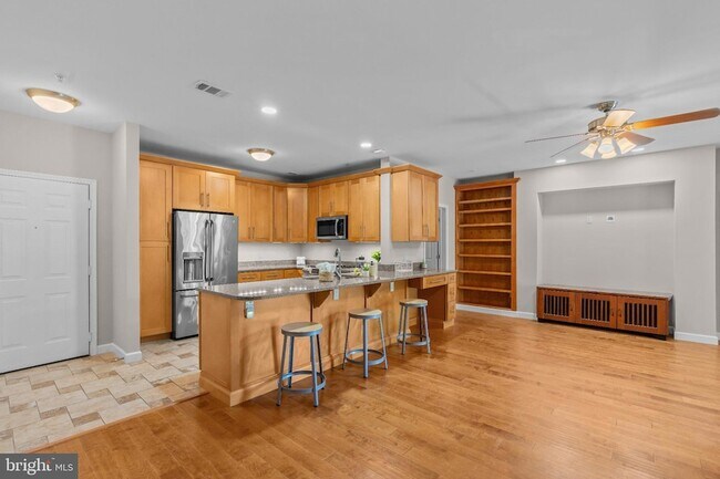 Building Photo - 1701 Lake Shore Crest Dr