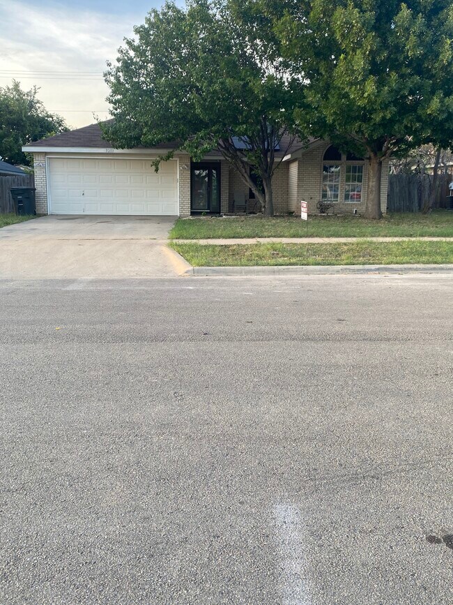 Primary Photo - 3201 Woodrow Dr