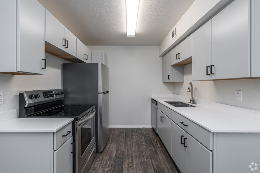 2BR, 2BA - 925SF - Kitchen - Trailside Place