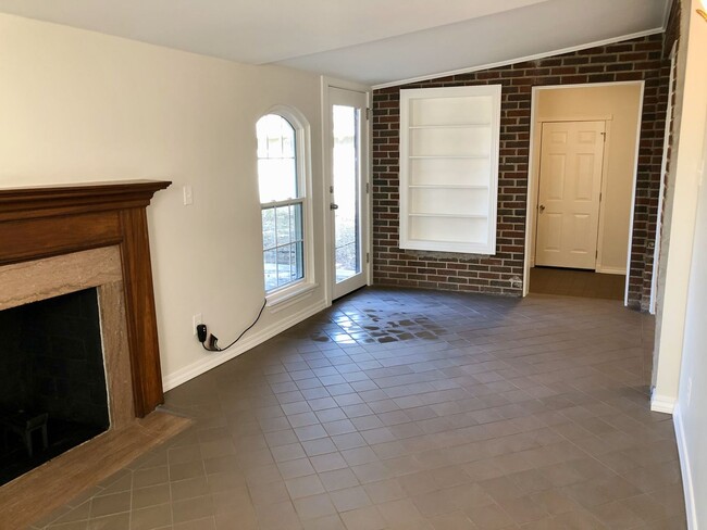 Building Photo - Beautifully renovated single-level home in...