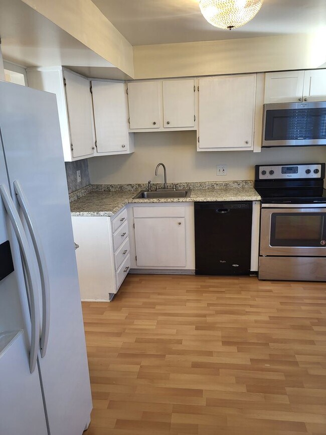Building Photo - WINDSOR OAKS WEST