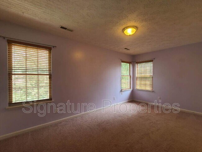 Building Photo - 10 Lockwood Dr