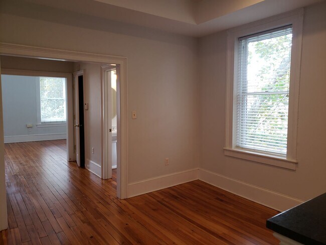 Building Photo - Two Bedroom Townhome Close to Forsyth Park