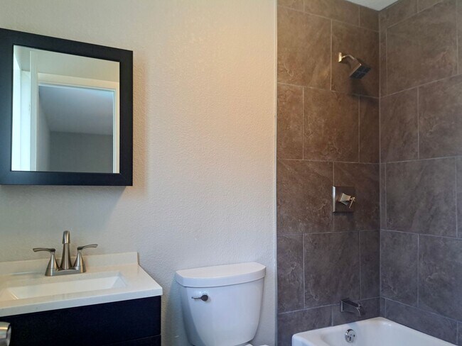 Building Photo - Spacious 3 bedroom 2 bath home w/ swimming...
