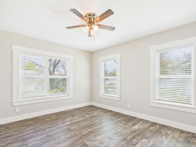 Building Photo - Bright & Spacious 2-Bedroom Home with Large Living Area, Big Kitchen & Expansive Backyard