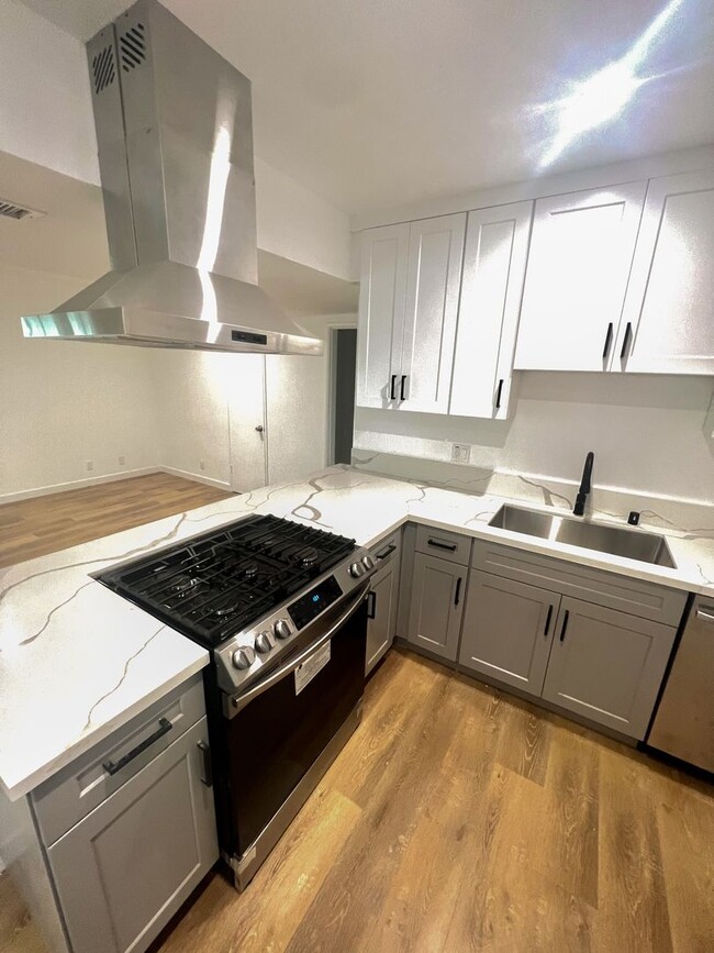 Building Photo - Modern 2-Bedroom Apartment in Inglewood – ...