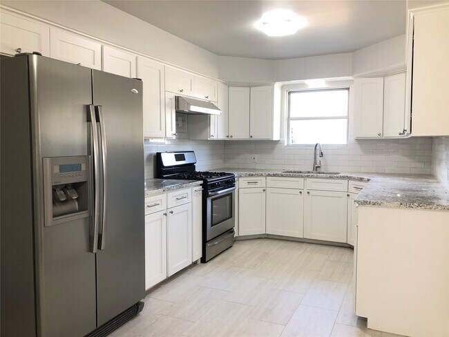 Building Photo - 5005 De Milo Dr