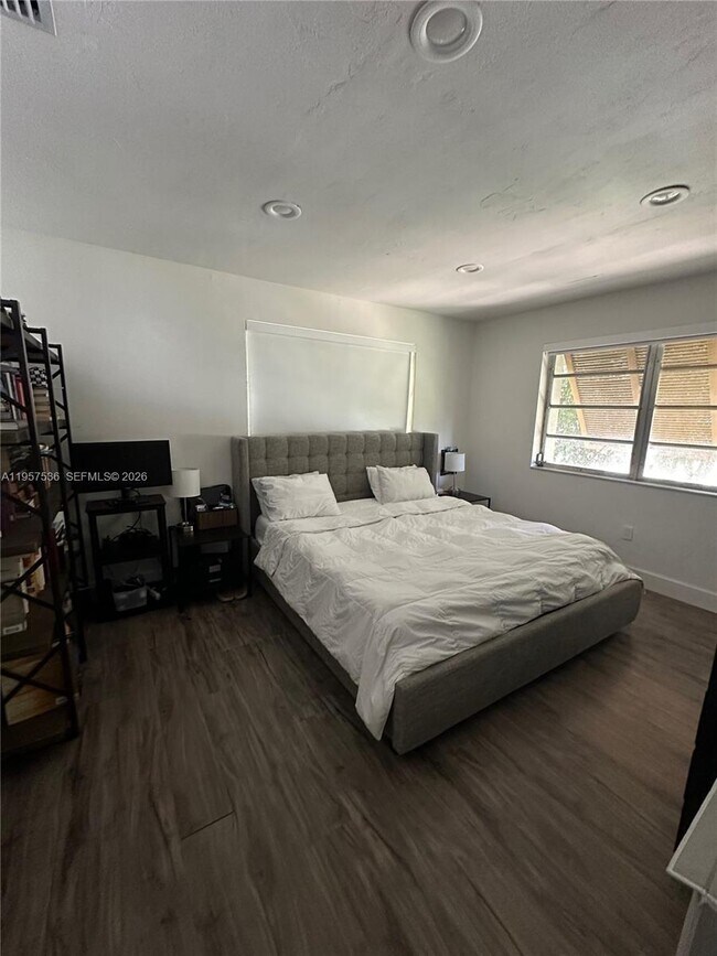 Building Photo - 9392 SW 77th Ave