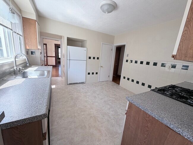 Building Photo - 861 Fellsway