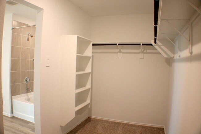 Building Photo - 1015 Maple Sunset Ct