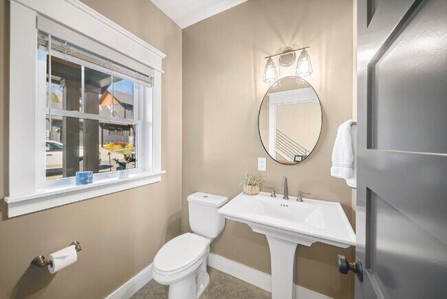 Building Photo - Fully Furnished | Asheville Area | 3–12 Month Leases Available