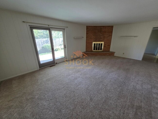 Building Photo - Cozy 3 BR Home in Convenient Location - Sh...