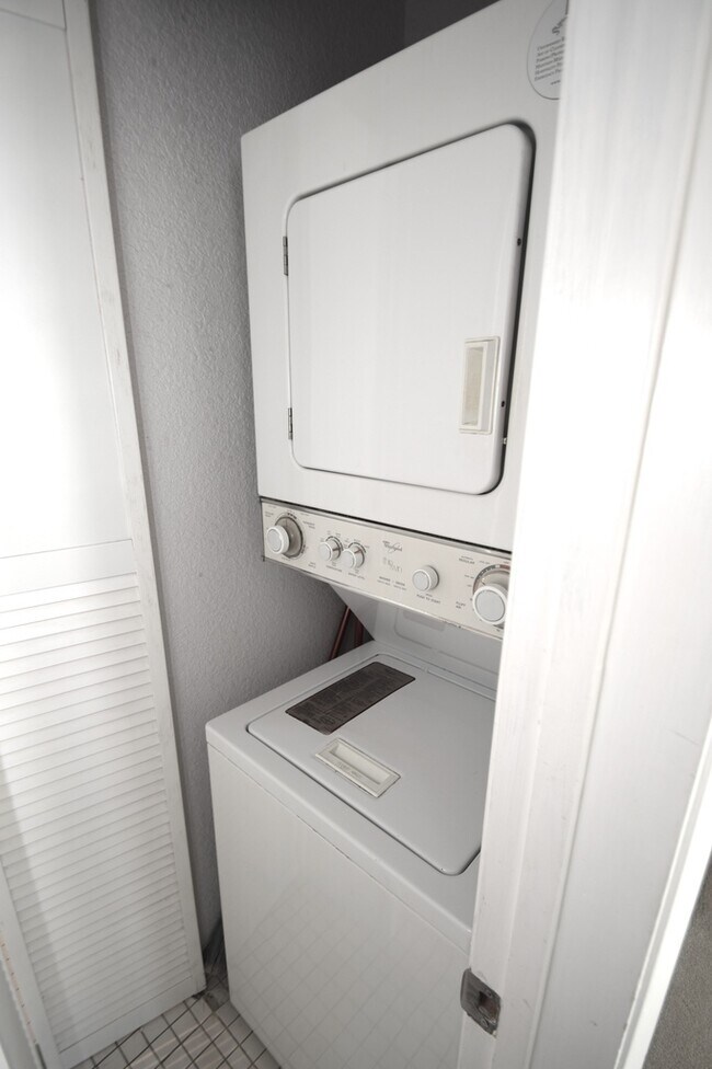 Building Photo - One Bedroom**Parking Included**The BayCrest- A Full Amenity Building**Open House**Sat/Sunday**11-...