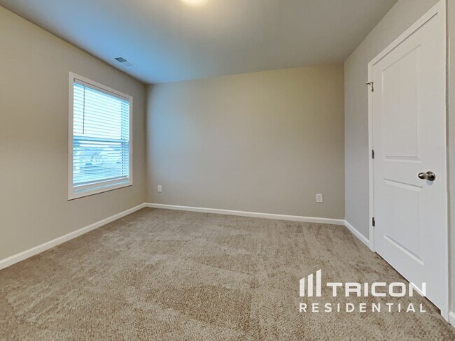 Building Photo - 451 Finch Ln